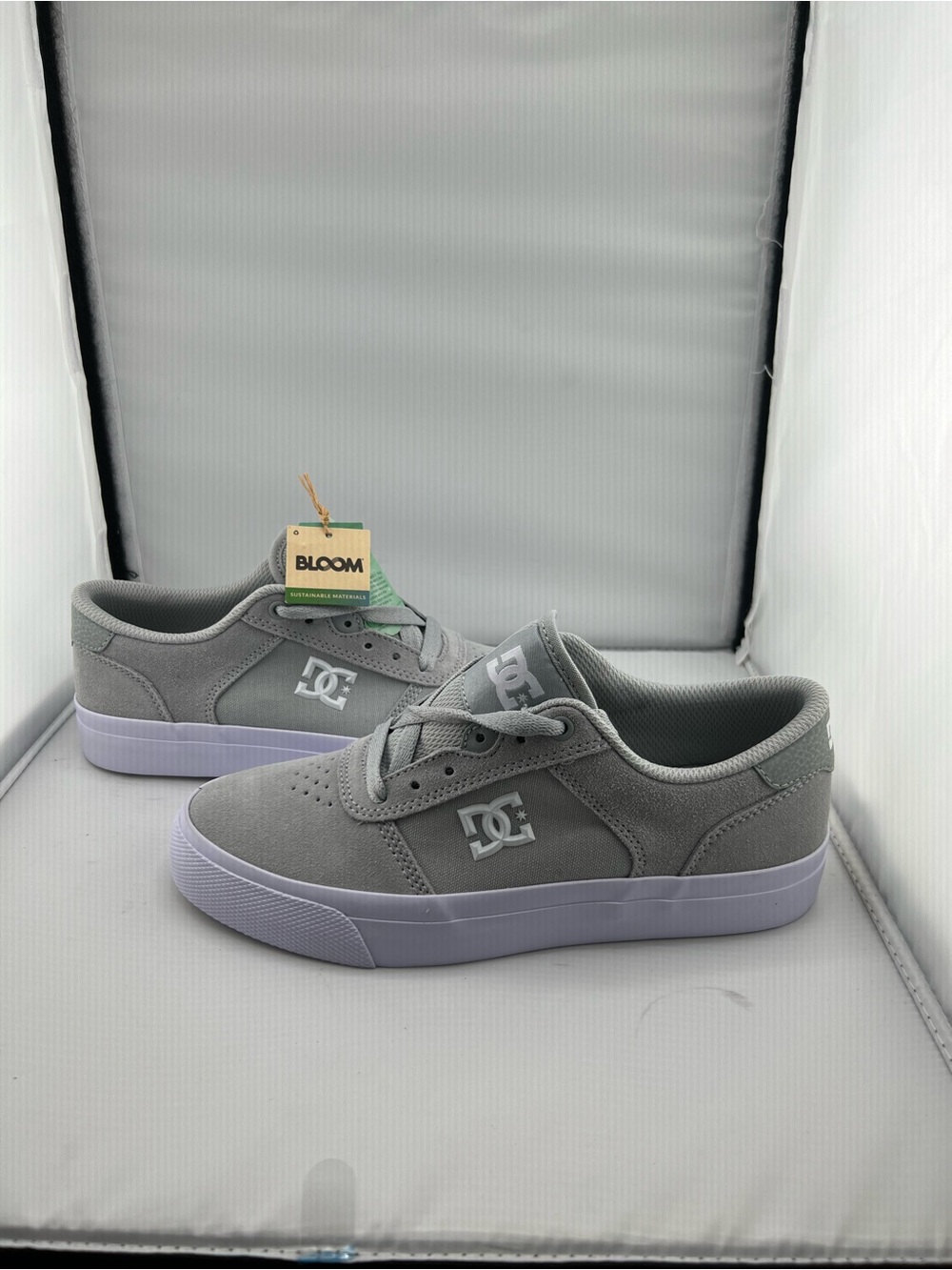 DC Shoes Grey Suede Low Top Skate Sneakers White Logo Men’s Size 6.5 NWT
